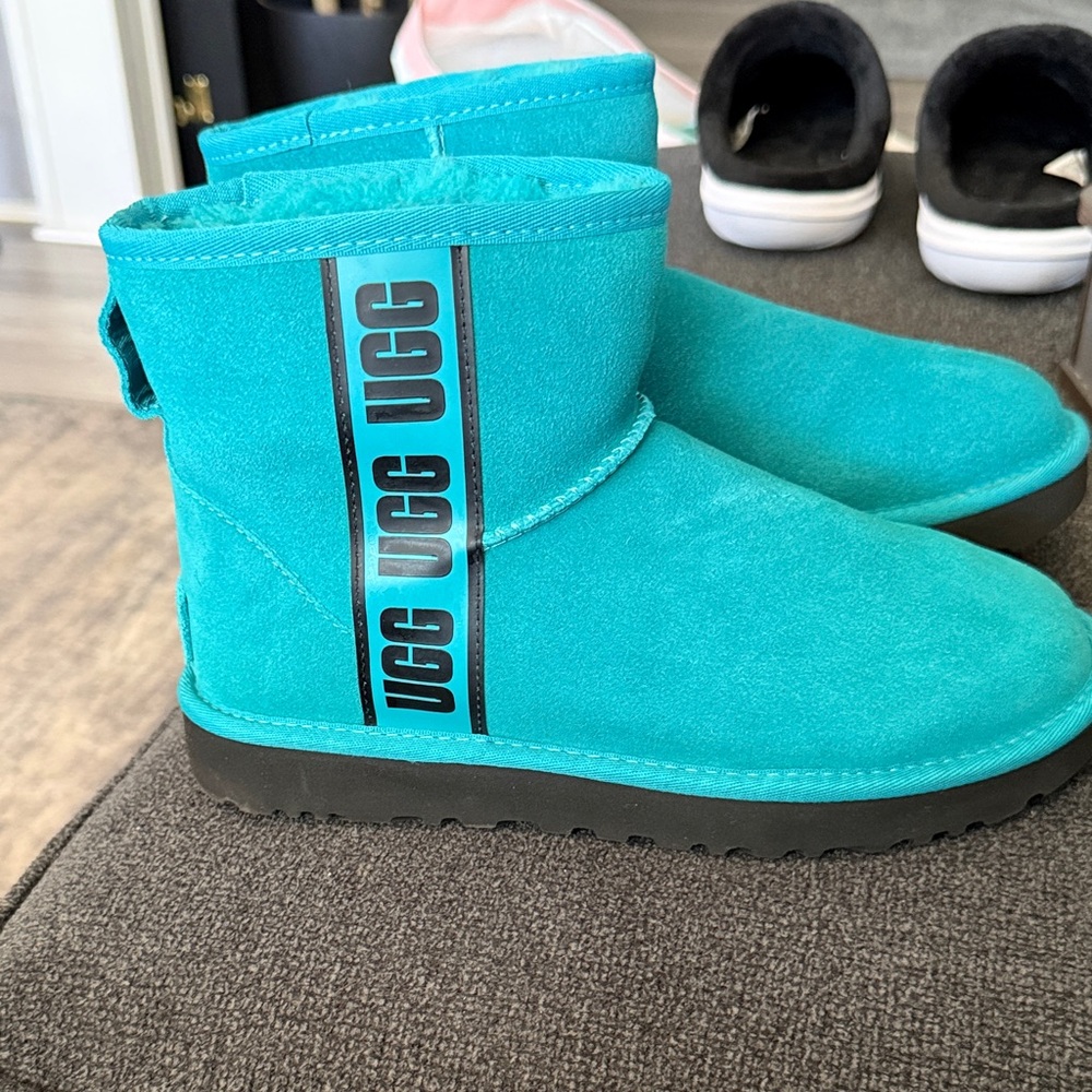 UGG Kids Teal Short Suede Boot
